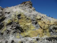 Vulcano, aus diesem Fels treten Schwefeldämpfe aus.