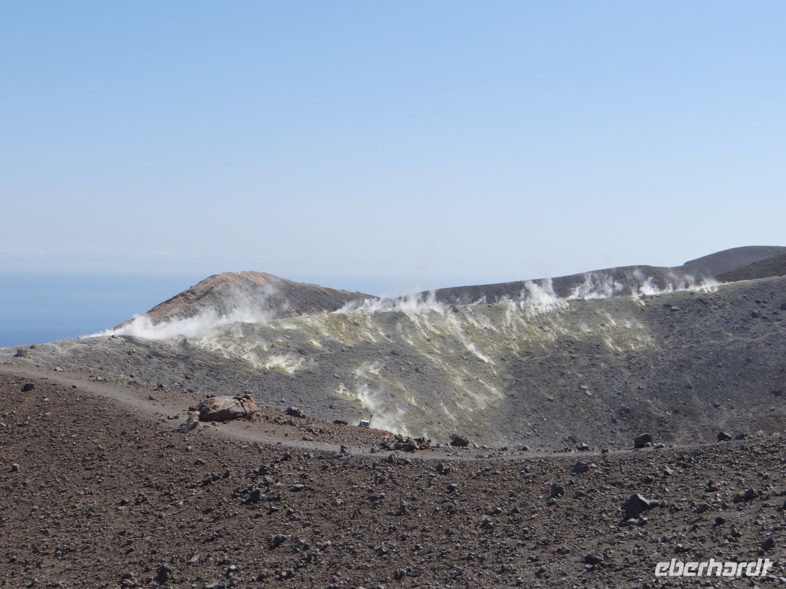Vulcano, aus den Fumarolen steigen Schwefeldämpfe.