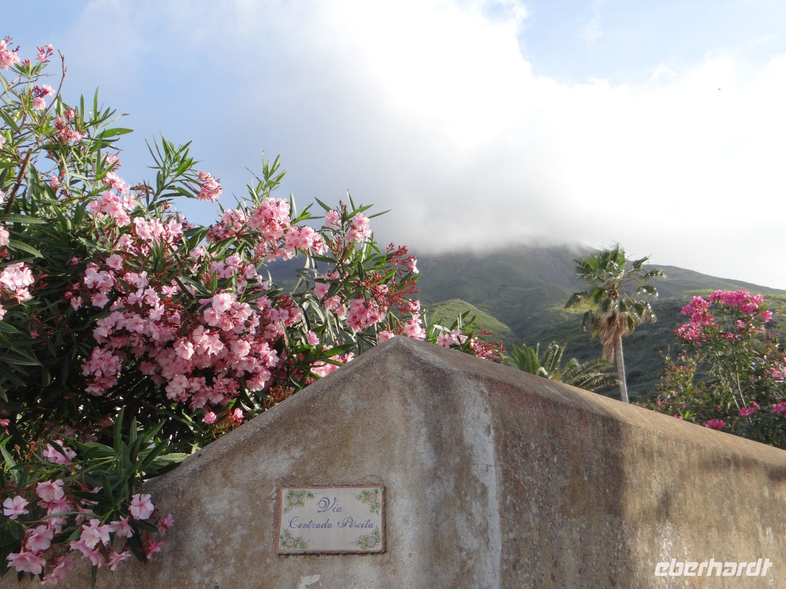 Stromboli, der Vulkan trägt ein Wolkenhäubchen