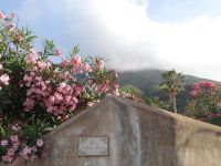 Stromboli, der Vulkan trägt ein Wolkenhäubchen