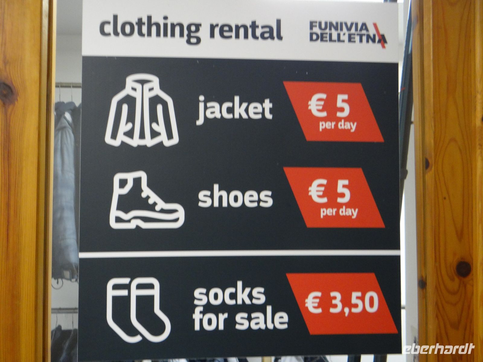 Ätna, hier kann man sich für den Aufstieg wetterfest machen.