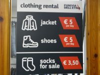 Ätna, hier kann man sich für den Aufstieg wetterfest machen.