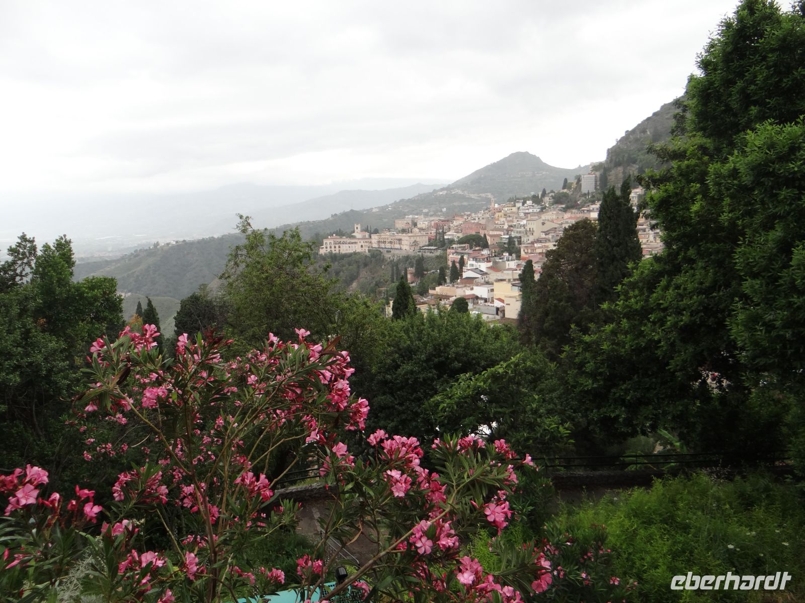 Taormina, der Ätna liegt in Wolken.