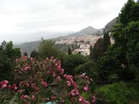 Taormina, der Ätna liegt in Wolken.