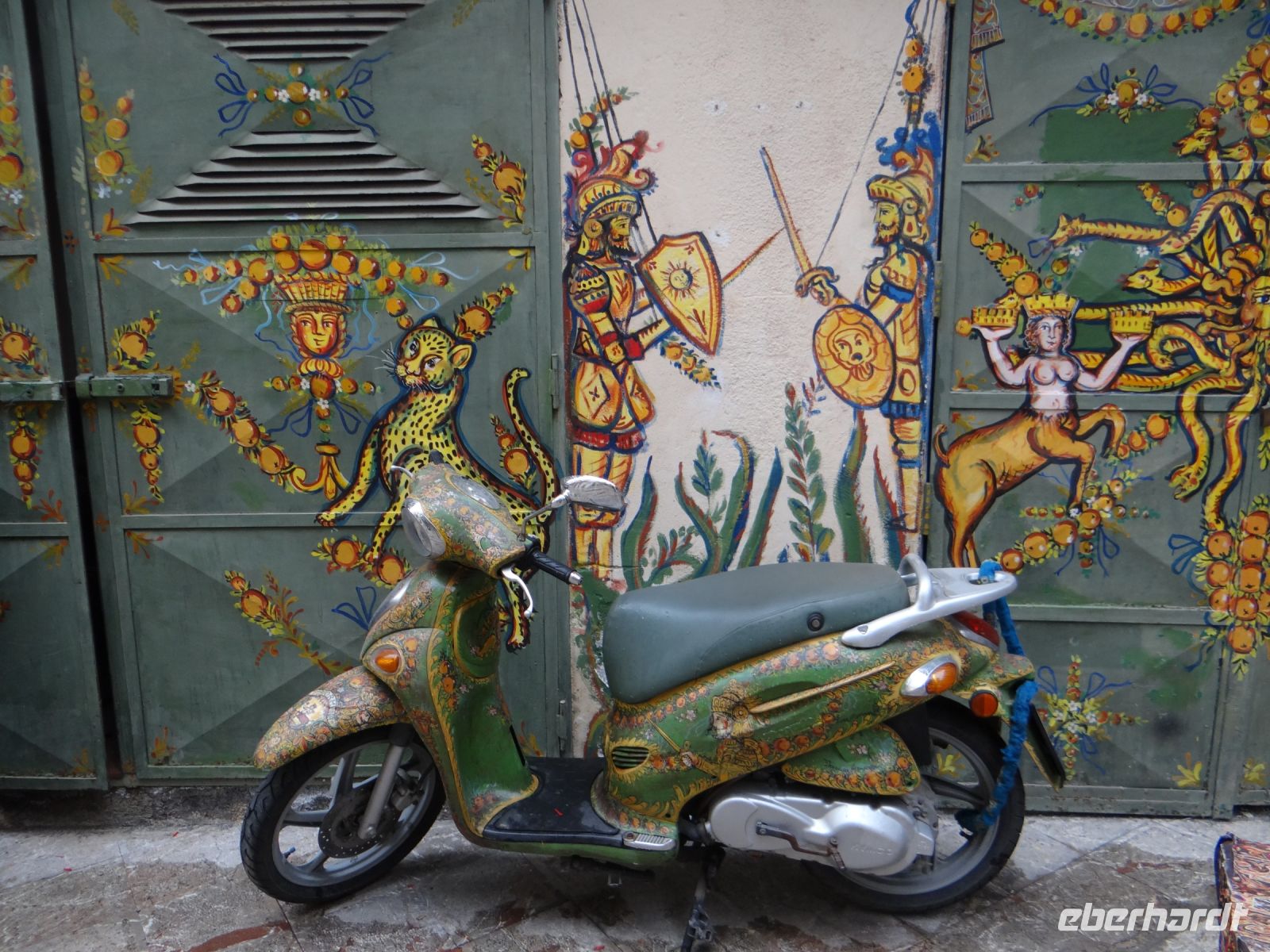 Taormina, von der Vespa zur Garage – alles passend gestaltet.