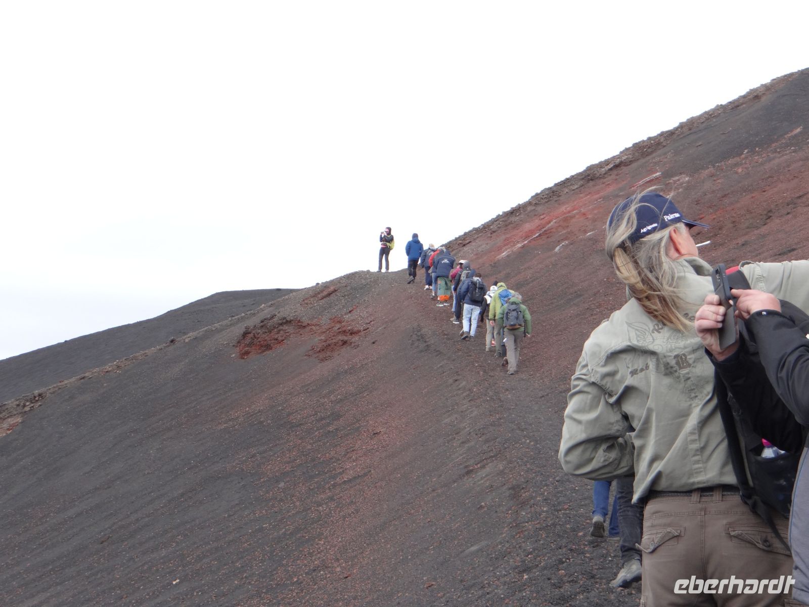 Ätna, im Gänsemarsch durch das Gelände