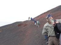 Ätna, im Gänsemarsch durch das Gelände