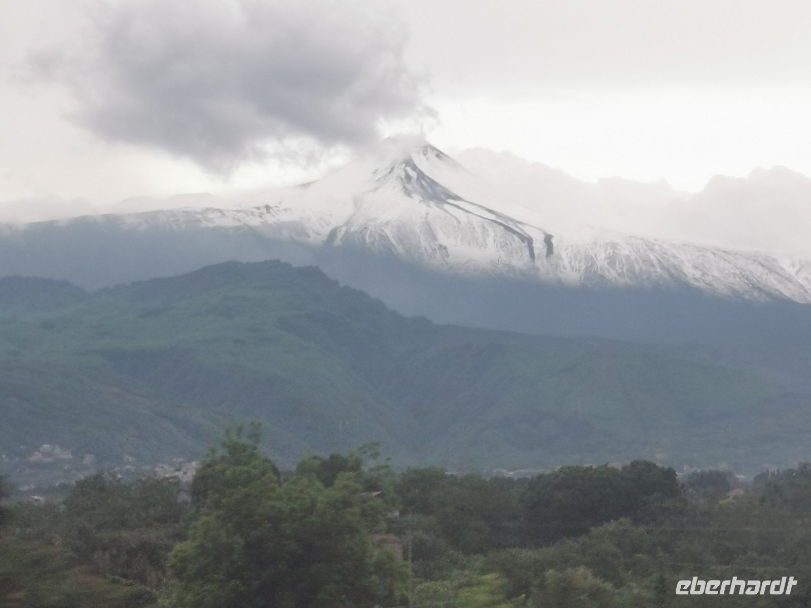 Zum Abschied lüftet der Ätna den Gipfel.