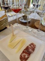 Verkostung der eigenen Weine und regionaler Spezialitäten