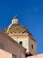 Typisch sardische Majolika-Fliesen auf den Kirchen-Kuppeln