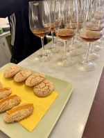 Typisch Bosa: kräftig süßer Malvasia-Wein und leckere Marzipan-Mandel-Kekse