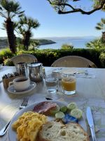 Frühstück im Freien mit Meerblick