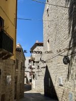 Besuch im Ort Tempio am Fuße des Monte Limbara