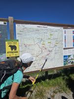 Unsere Wanderführerin Hermine erklärt uns den Weg zum Lago delle Malghette