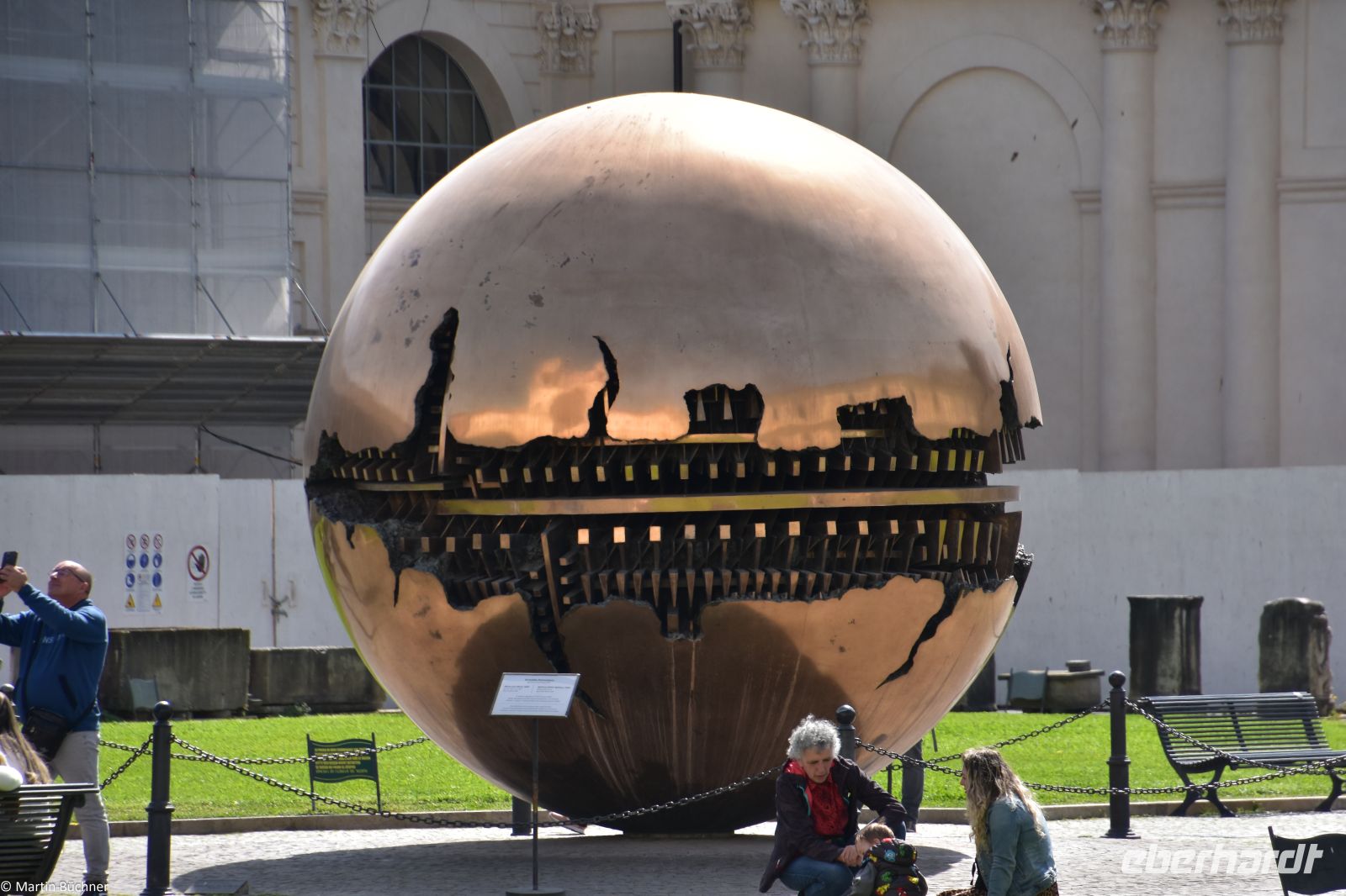 Vatikanische Gärten - Maßstabsgetreue Kugel von der Spitze des Petersdoms