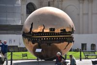 Vatikanische Gärten - Maßstabsgetreue Kugel von der Spitze des Petersdoms