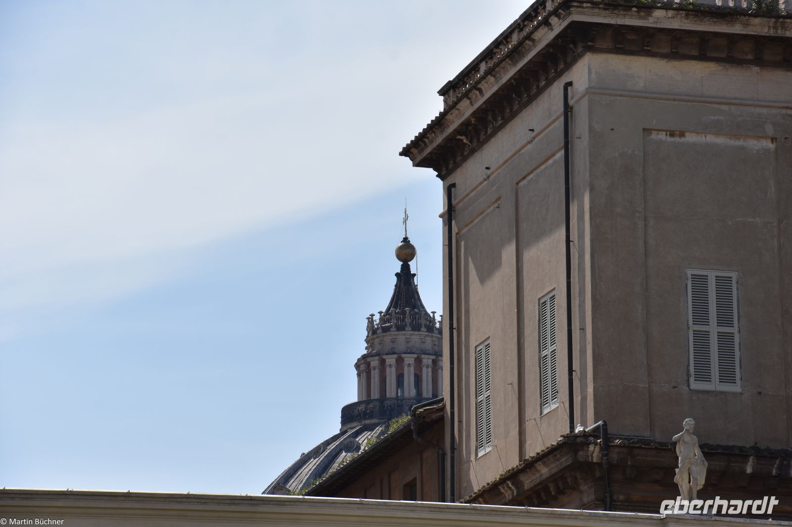 Vatikanische Gärten - Maßstabsgetreue Kugel von der Spitze des Petersdoms