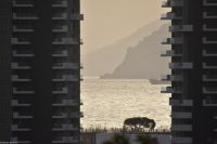 Salerno - Blick zwischen Hochhäusern zur Amalfiküste