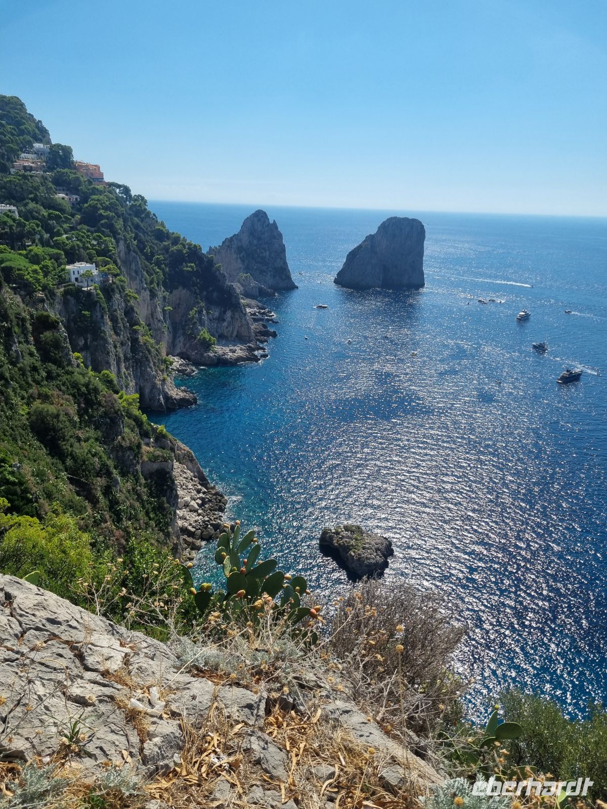 Capri-Zentrum (Blick vom Augustusgarten auf die Faraglioni-Felsen)