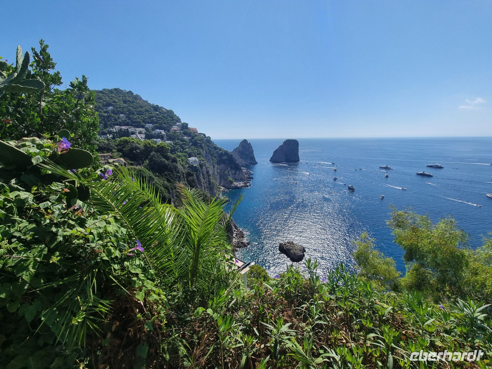 Capri-Zentrum (Blick vom Augustusgarten auf die Faraglioni-Felsen)
