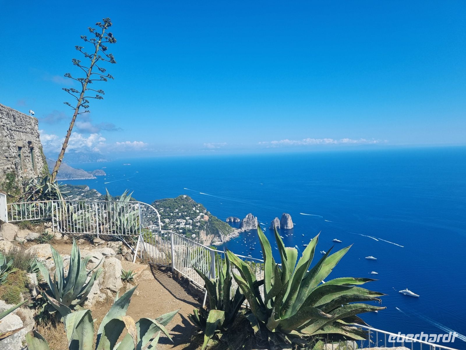 Insel Capri - Ausblick vom Monte Solaro auf die Faraglioni-Felsen...
