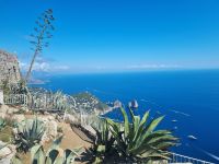 Insel Capri - Ausblick vom Monte Solaro auf die Faraglioni-Felsen...