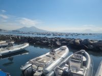 Neapel (Mergellina mit Blick auf den Vesuv)