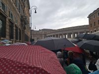 Anstehen am Petersplatz zur Audienz Regen