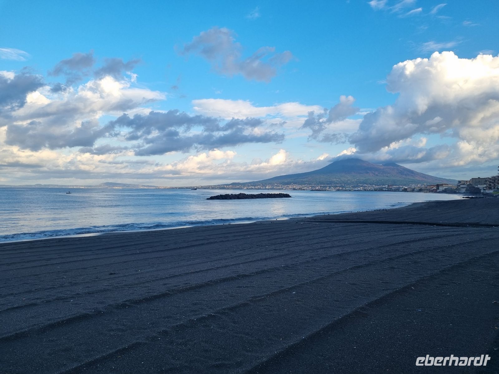 Strand von Castellamare di Stabia mit Blick zum Vesuv