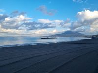 Strand von Castellamare di Stabia mit Blick zum Vesuv