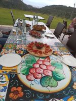 Der Tisch wird für die Weinprobe eingedeckt - Vila Ginevra - Sizilien 