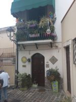 Sonne und Keramik schmücken den Eingang ins Haus - Brolo, Sizilien 