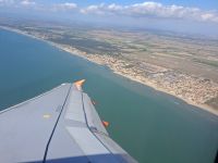 Rückflug von Rom nach Hause mit Blick auf das Meer