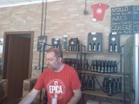 Bierverkostung in der Bierbrauerei Birrificio Epica - Sinagra, Sizilien