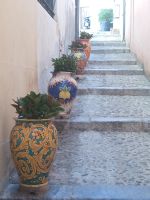 Kleine Seitensträßchen mit Keramik Töpfen -  Cefalù - Sizilien