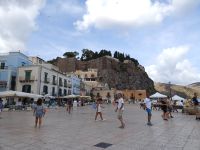 Plaza Marina Corta und Blick auf den Burgberg - Lipari, Sizilien