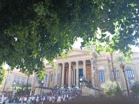 Vor dem Teatro Massimo 