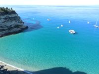 Der erste Blick von der Aussischtsterasse in Tropea auf das kristalkare türkise Meer -Kalabrien