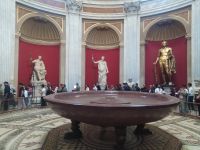 riesige Porphyr-Schale, die in der Sala Rotunda steht (Umfang ca. 15 m)