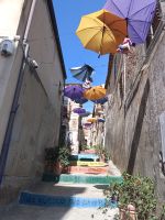 Nicotera - die bunte Treppe mit Schirmen  - Kalabrien