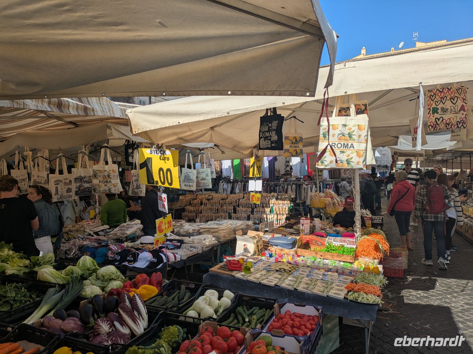 Hunderte teilweise exotische Händler auf dem Campo de' Fiori