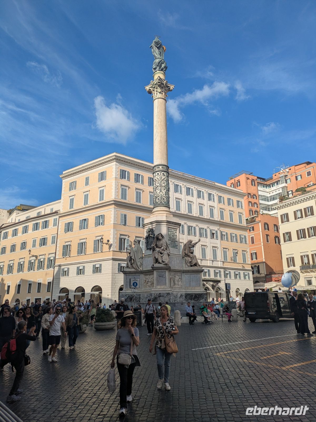 Säule mit Marienstatue nähe span. Treppe