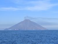Der majestätische Stromboli vor uns - dennoch noch ganz schön weit... Liparische Inseln - Sizilien 