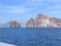 Die Felsenformationen um Meer, im Hintergrund Stromboli -Liparische Inseln - Sizilien 
