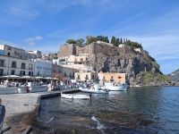 und noch Blick auf den Burgberg mit Festung und Kirchen- Lipari - Sizilien 