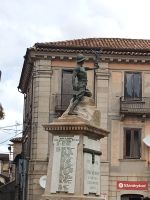 Kriegerdenkmal am Markplatz in Serra Bruno  - Kalabrien