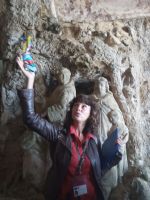 Unsere Reiseleiterin Maxin zwischen den Tufstein Stautuen der Chiesetta di Piedigrotta - Kalabrien