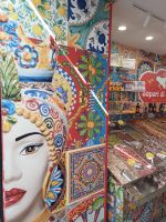 Bunter Eingang in Spezialitäten Laden in Pizzo - Kalabrien 