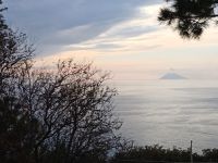 Der Stromboli in der Ferne von der Küsten Kalabriens