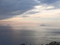 Der Stromboli in der Ferne von der Küsten Kalabriens